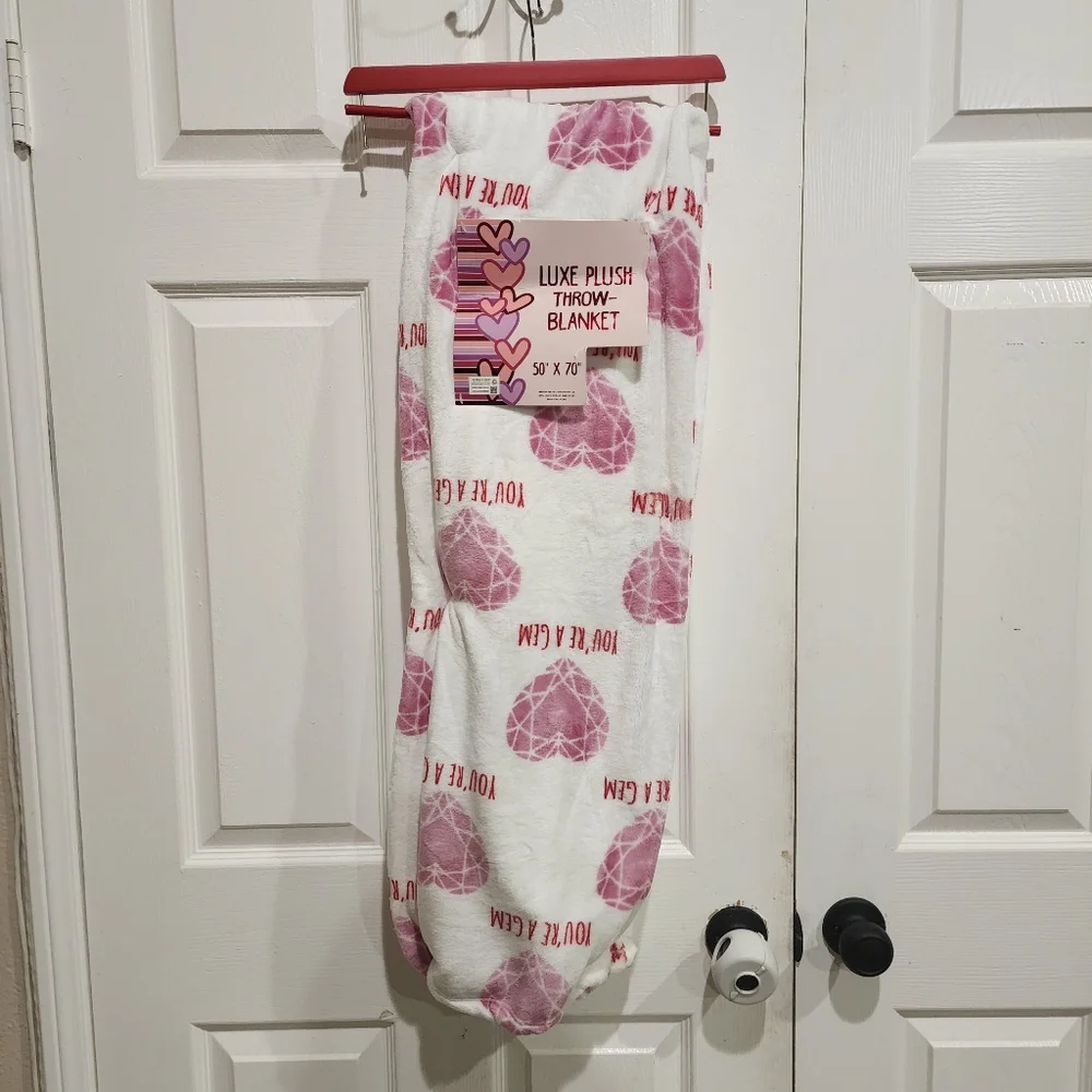 Luxe Plush Throw-Blanket